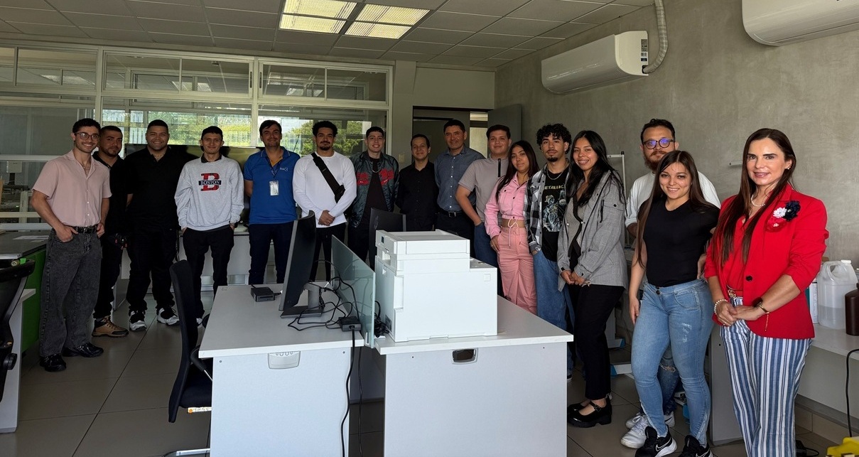 Foto de estudiantes del INA junto con la Gerente de la PCII en el laboratorio de la PCII