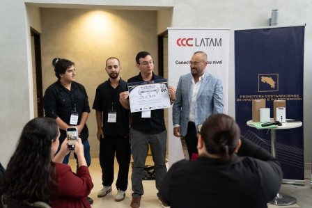 Ganadores del segundo lugar posan
