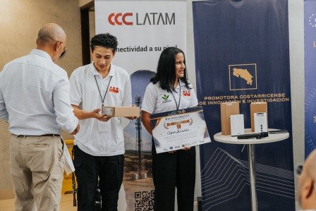 Foto de ganadores del tercer lugar del Hackaton Centroamericano 5G