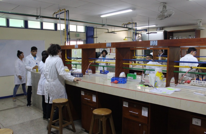 Un grupo de estudiantes en un laboratorio