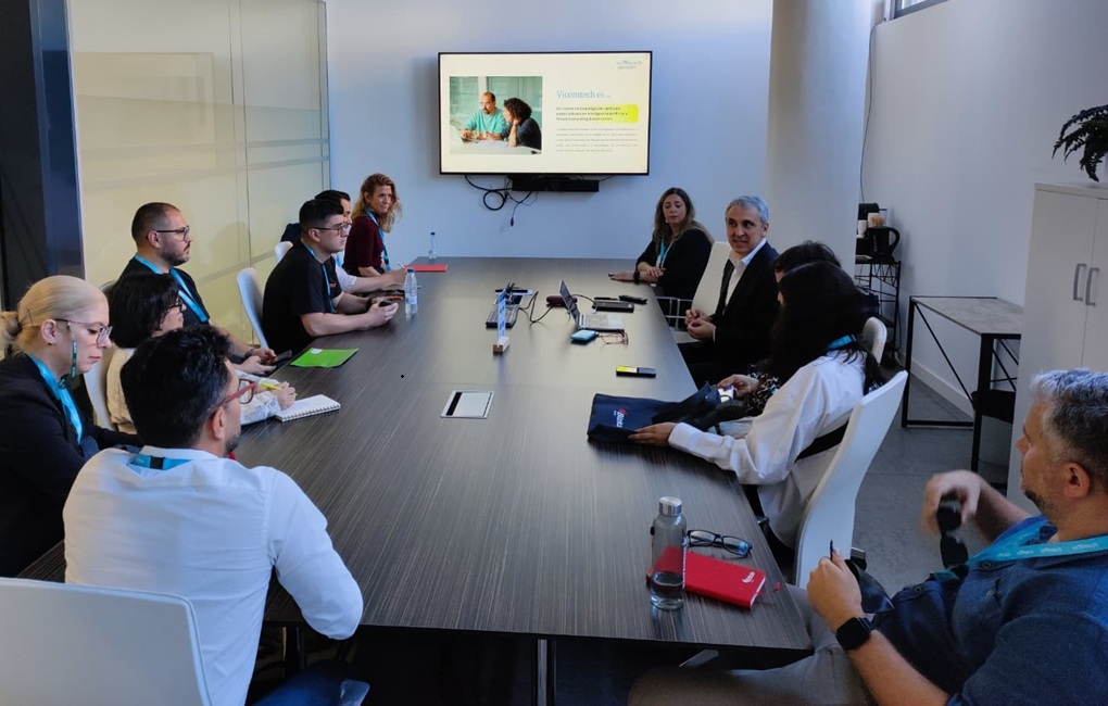 Foto de la reunión, los participantes en una sala