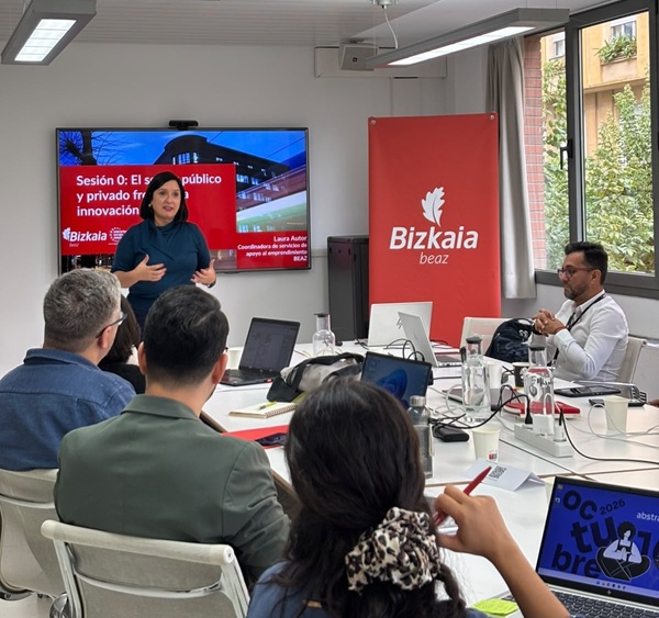 Foto de la reunión, los participantes en una sala