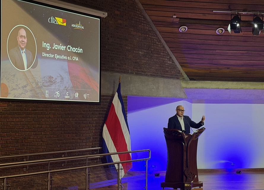 El Ing. Javier Chacón, Director Ejecutivo a.i. CFIA, expone en el taller