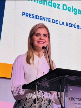 Presidente de la República, Laura Fernández, en el podio
