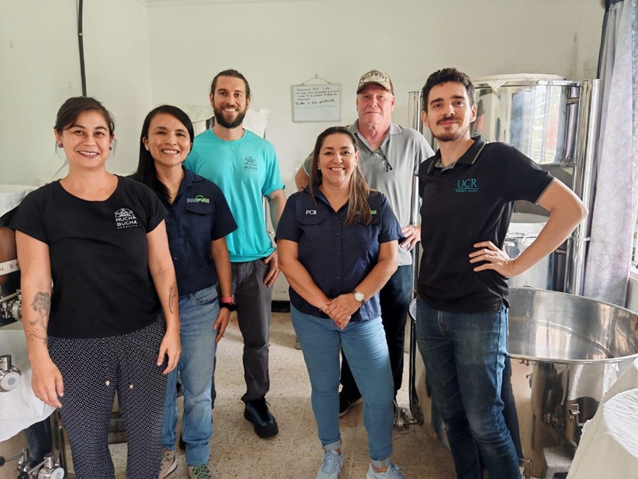 En la foto representantes de la PCII, de la UCR y de Coopecáñamo