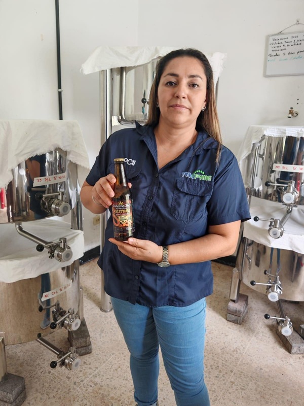 foto de Verónica Hernández mostrando productos
